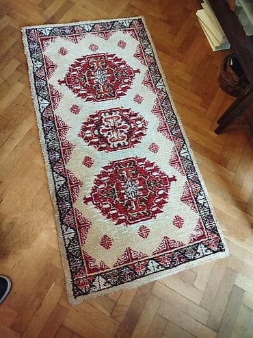 beli tepih cvece: Tepih stazica Duzina oko 140 cm. Sirina oko 70 cm. S jedne strane — 1