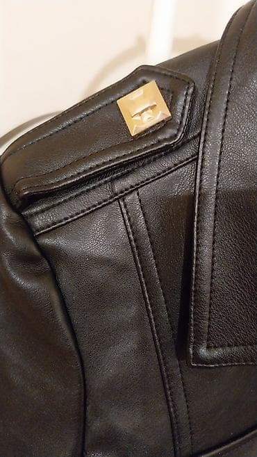 vecernje haljine: Ženska crna kožna jakna sa kaišem i zlatnim detaljima. Univerzalna — 2