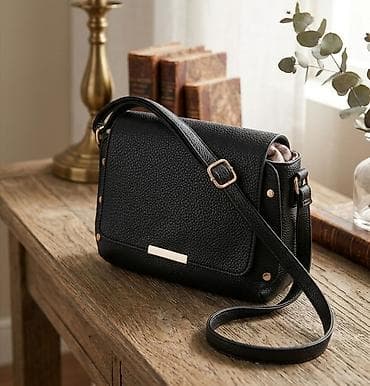 torbe m: Crna ženska torba preko ramena, elegantnog minimalističkog dizajna. - — 1