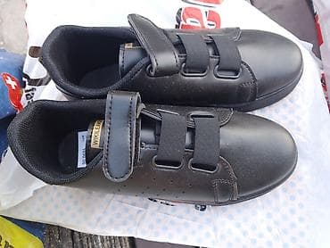 Crne patike sa čičak-trakama - Model: niskoprofilne patike u