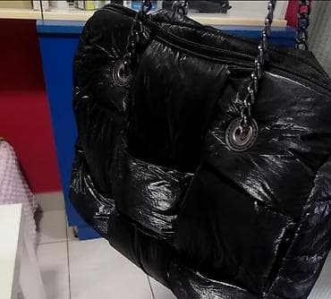 ck zenske torbe: Puf torba preko ramena – crna - Model: mekana „puffer“ torba sa — 4