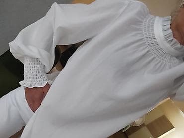 Beauty & Care: Ženska bela bluza sa visokim okovratnikom i puf rukavima. - — 2