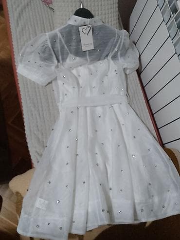 Venčanice i aksesoari: Elegantna bela haljina košulja-kroja sa sjajnim detaljima. - — 7