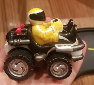 robot kuca igracka: Silverlit auto za trke za vozacem - cikicom sa kacigom. Autic igracka — 2
