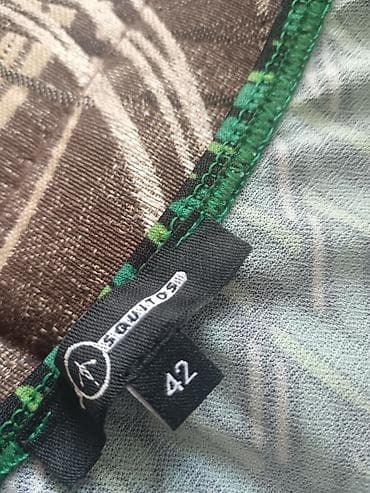 pantalone bele: Zelena ženska bluza bez rukava sa asimetričnim volanom na jednom — 2