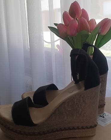 Ženske sandale na punu petu (platforma/espadrile) - Boja: crna