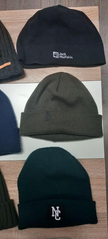 Zimske kape .Novi Beograd Cene su od 300 do 500 dinara .Može dogovor — 3