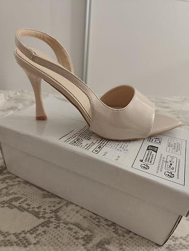 NOVO. Elegantne ženske sandale na štiklu u nude/bež nijansi. Model je