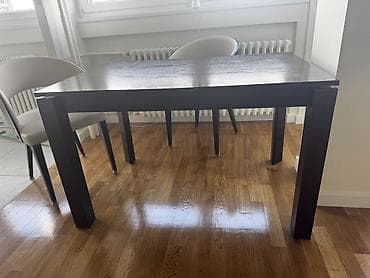 Trpezarijski sto od masivnog drveta, pravougaonog oblika, u tamno