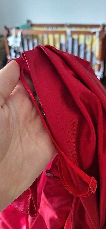 red tech fleece: Elegantna crvena satenska haljina - Model: midi/ asimetričan prednji — 3