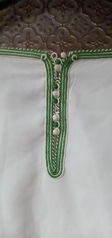 kosulje waikiki: Tradicionalna bela tunika sa ručno rađenim ukrasnim porubom - — 2