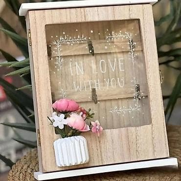 Drvena kutija/ormarić za ključeve sa staklenim vratima i dekorom