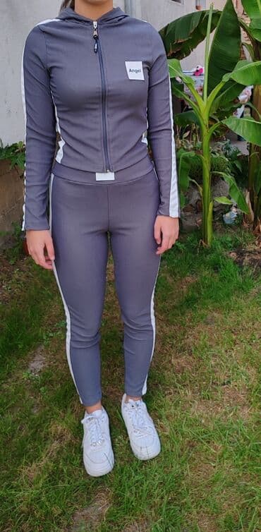 krem pantalone i crna kosulja: Ženski sportski komplet – trenerka sa kapuljačom i helankama - Boja — 1