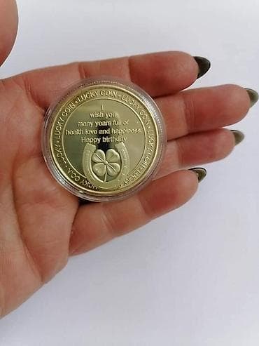 Graviran zlatnik, dostupan i srebrnjak,dobija se u kapsuli idealno za