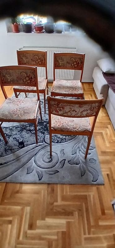 Matresses: Set od 4 drvene trpezarijske stolice sa tapaciranim sedištem i — 3