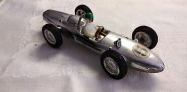 sat na navijanje: ZEE Ferrari F1Hong Kong 14,5 cm.fali:far,oba retrovizora,plasticni — 1