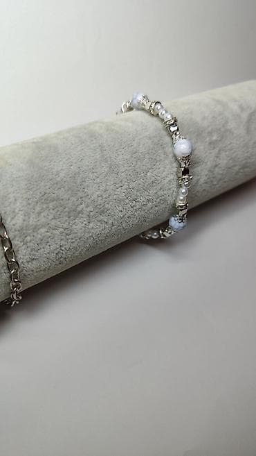 kofer za kvad: Elegantna ženska narukvica sa perlama i metalnim elementima - Dizajn — 5