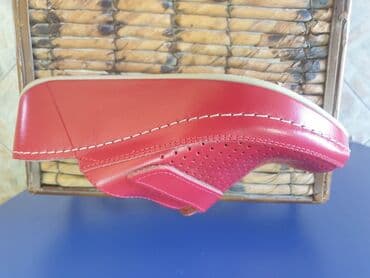 crocs zenske klompe: Kozne anatomske klompe 
Cena 3950 din 36-41 — 7