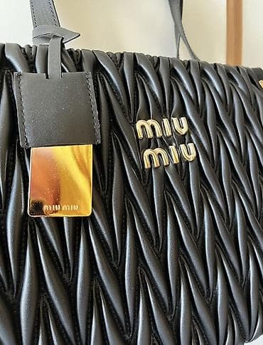 torbice replay: Miu Miu ženska torba u crnoj boji, sa prepoznatljivim reljefnim — 2