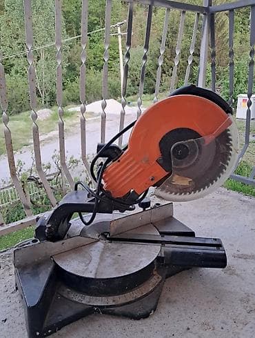 Ugaona čeona testera (mitra testera) za precizno sečenje drvene građe