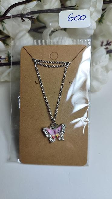 patike role: Ogrlica sa priveškom leptira - Materijal: metalna lančana ogrlica u — 1