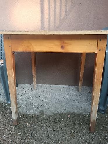stolovi cene: Drveni sto – kvadratni. Preostalo 3 komada - Materijal: masivno — 2