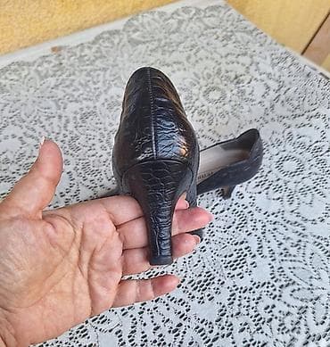 bata zenske salonke: Crne ženske salonke sa špicastim vrhom i elegantnom kitten potpeticom — 2