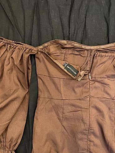 strke: PrettyLittleThing mini haljina, braon satenski sjaj - Model — 4