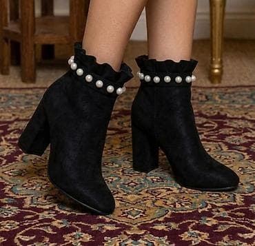 Elegantne ženske ankle čizme – crne, sa bisernim detaljima - Model na lalafo.rs Elegantne ženske ankle čizme – crne, sa bisernim detaljima - Model
