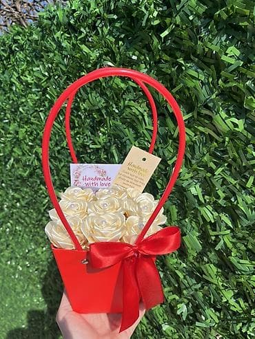 Ručni aranžman “Handmade with love” – dekorativna korpica sa ružama od na lalafo.rs Ručni aranžman “Handmade with love” – dekorativna korpica sa ružama od