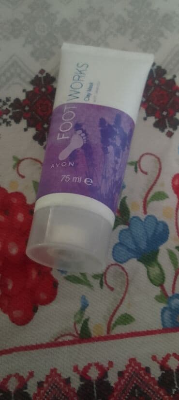 muske trenerke od mikrofibera: Set za negu stopala Avon Foot Works sadrži kremu za noćnu negu stopala — 4