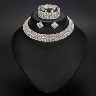 Ogrlica, narukvica,prsten i minđuše
Cena:2100din na lalafo.rs Ogrlica, narukvica,prsten i minđuše
Cena:2100din