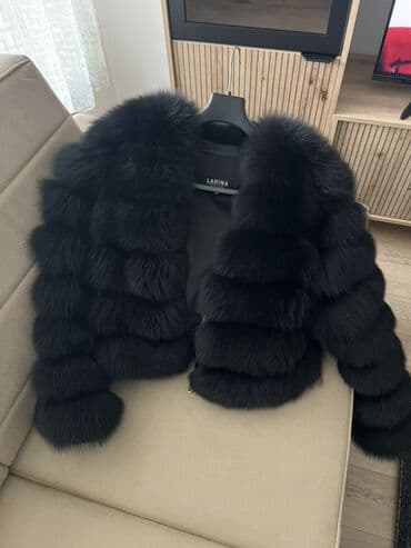 jednobojne haljine: Luksuzna ženska bunda – crna - Model: kratka bunda sa naglašenim — 3