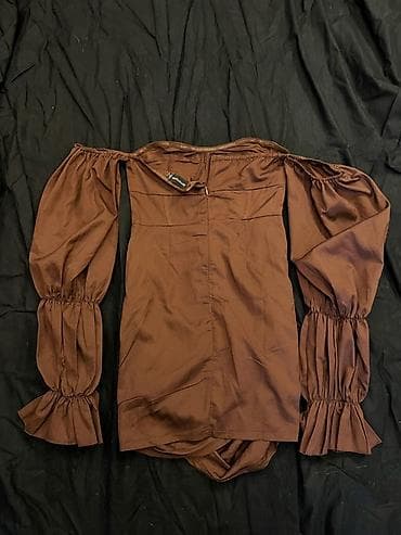 strke: PrettyLittleThing mini haljina, braon satenski sjaj - Model — 3