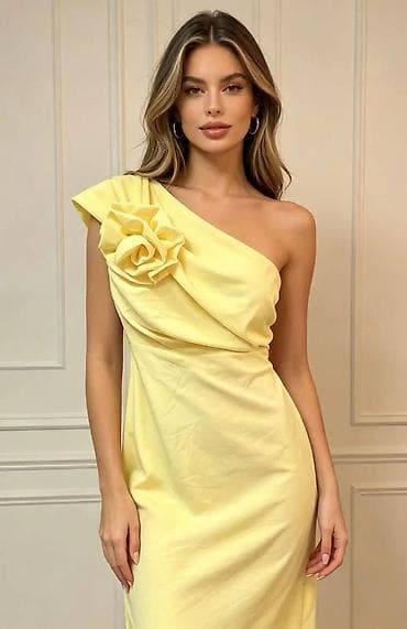 Haljine: Elegantna midi haljina na jedno rame sa 3D cvetom - Model — 5