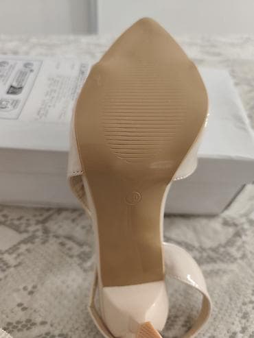 gerry weber nova kolekcija: NOVO. Elegantne ženske sandale na štiklu u nude/bež nijansi. Model je — 4