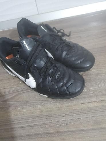 farmerke na tregere muske: Nike original.Cista koza.Stanje super.ima jednu malu oderotinu — 2