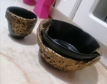 Činija i čaša
Crno zlatno
Ima mrežicu zlatne boje u sklopu