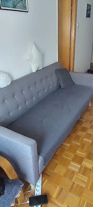 Sofe i kaučevi: Siva trosed sofa modernog, minimalističkog dizajna. Tapacirana u mekoj — 2