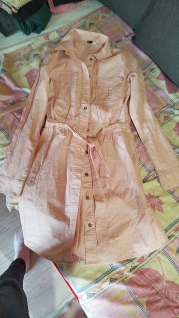 Kućna odeća: Košulja-haljina u nežno pink boji - Model: košulja-haljina do iznad — 2