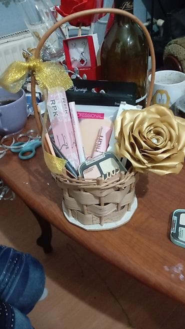 pantalone bele: Poklon korpa – set za šminku - Dekorativna pletena korpica sa ručkom — 1