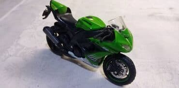 swarovski kristali cena: Motori 1:18,ocuvani cena za kom — 14