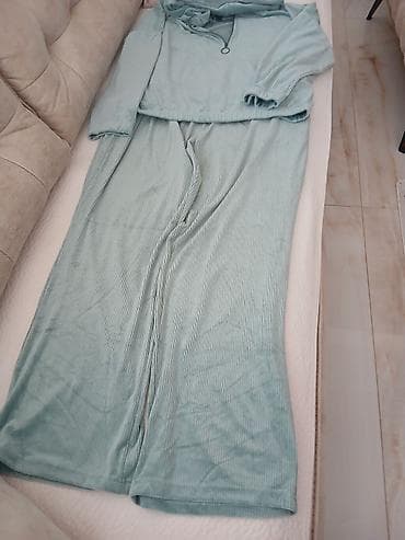 Ženski komplet od pliša – dukserica sa kapuljačom i široke pantalone na lalafo.rs Ženski komplet od pliša – dukserica sa kapuljačom i široke pantalone