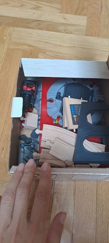 Lokomotiva sa šinama i delovima i garaža za vozic. Novo samo otvorena