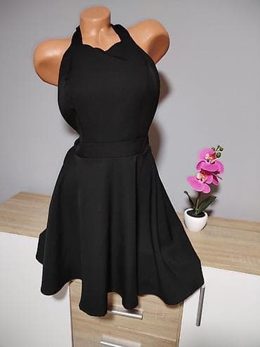 jakna icine m: Elegantna crna kecelja/haljina sa širokom A-kroja suknjom. - Model — 1