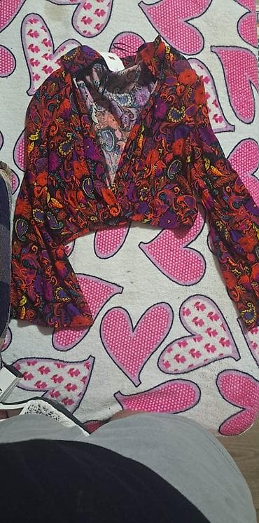 Ženska kratka bluza (crop top) sa dubokim V izrezom i dugim, blago