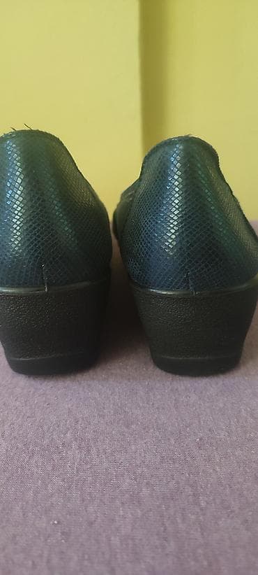 nike tech 158: Bele ženske sandale sa ravnim đonom i dekorativnim kristalnim — 7