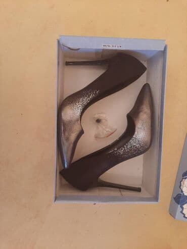 srebrna ogrlica sa krsticem: Pumps, 39 — 26