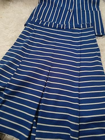 beograd haljine svecane: Dvodijelni komplet sa prugama – bluza i suknja - Boja: kobalt plava — 2