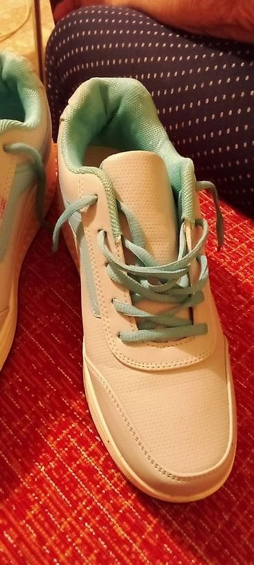 suknja m: Sportske patike – bela boja sa svetloplavim detaljima - Model: niske — 2